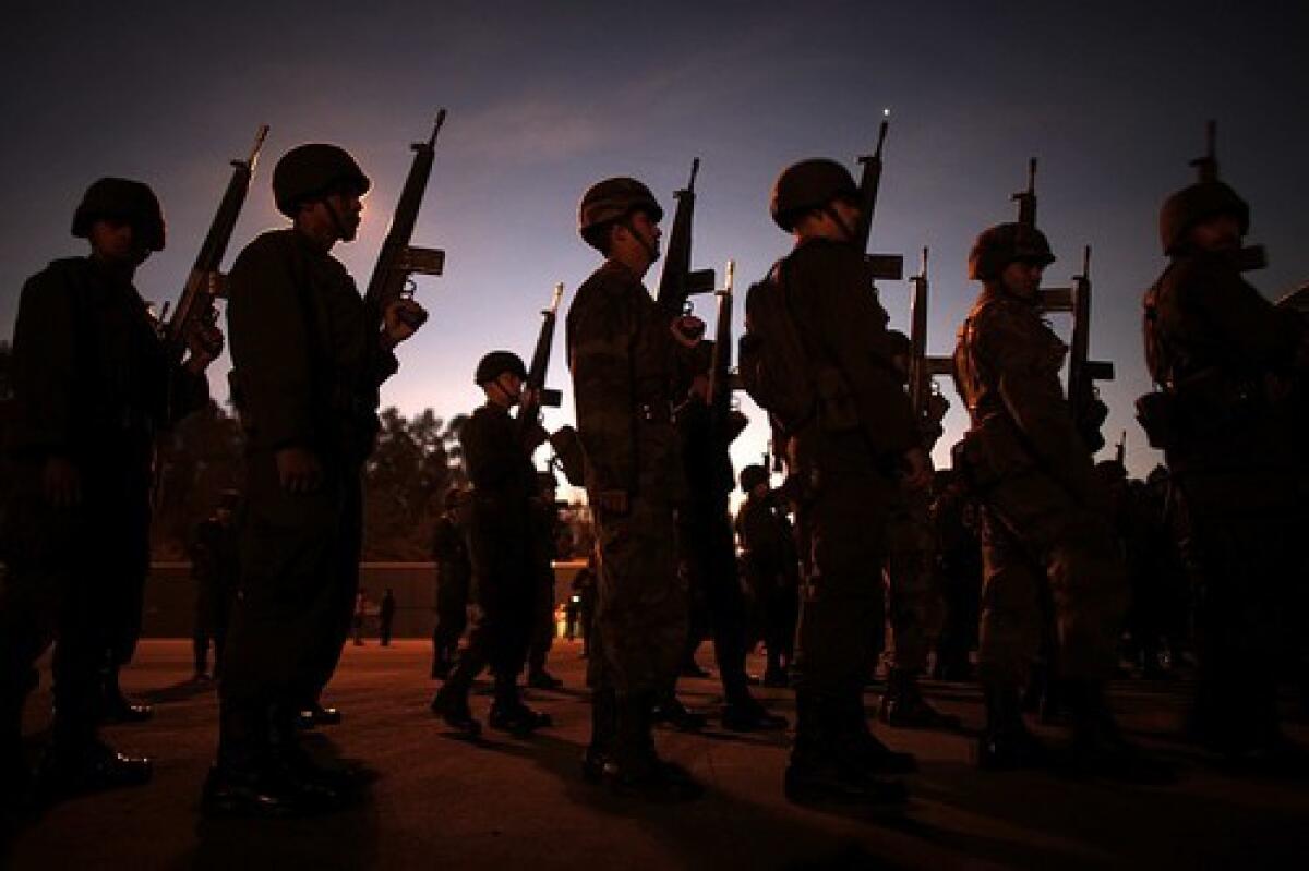 Soldados en una escuela militar en la Ciudad de México.