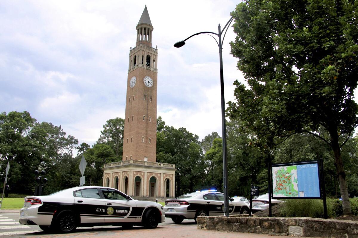 La policía responde a una denuncia de que había una persona armada en el campus 