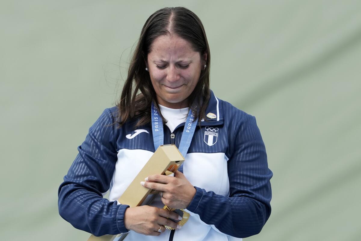 La guatemalteca Adriana Ruano llora tras obtener la medalla de oro en tiro, 