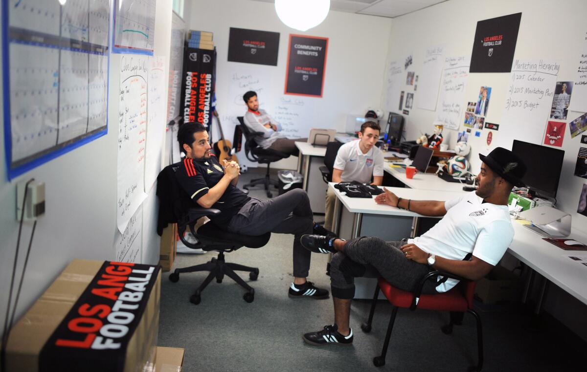 Rich Orosco (izq.), director de mercadeo de LAFC, y sus compañeros de trabajo.