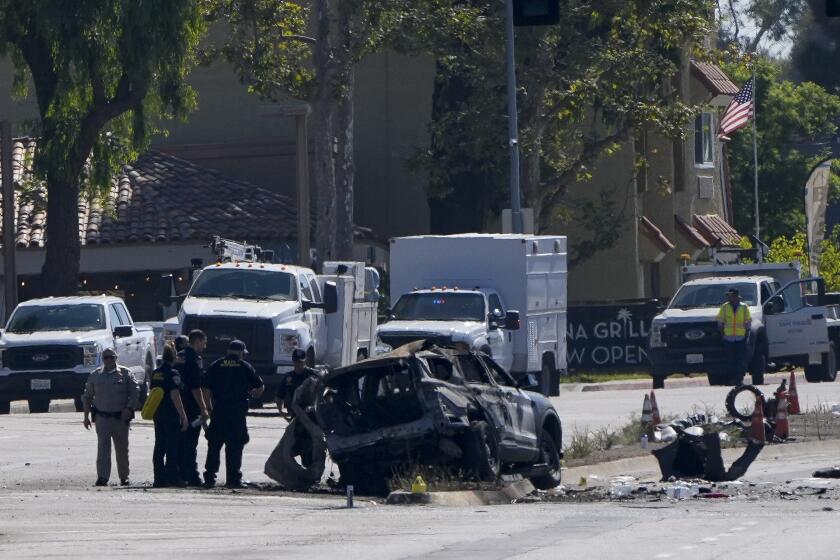 La escena después del choque en que estuvo involucrado un vehículo policial en San Diego el 27 de agosto del 2024. (Foto AP/Gregory Bull)