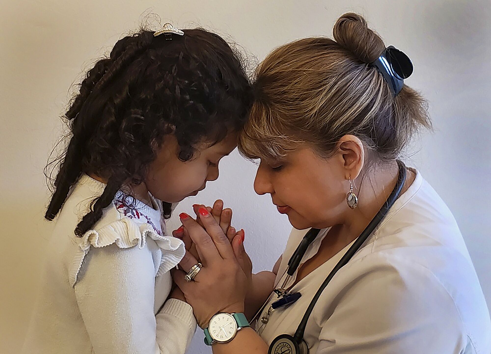 NEW YORK: Katherine Ramos, right, a nurse from Cape Coral, Fla., shares an intimate moment with her 4-year-old daughter Victoria on April 1 at a relative's home in Patterson, N.Y., where they are staying after Ramos answered New York's call for volunteers to reinforce staff at hospitals overwhelmed by the coronavirus pandemic.