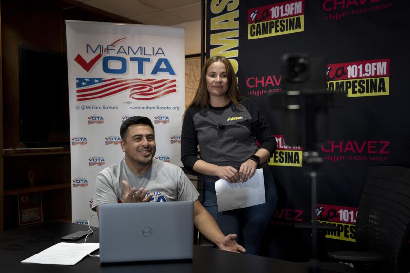 Michael Ruiz y Marisol Moraga participan en un evento en La Campesina, una cadena de radio en espaol en Phoenix, Arizona, el miércoles 20 de marzo de 2024. La Campesina brinda a los votantes hispanos información sobre las elecciones en EEUU. (Foto AP/Serkan Gurbuz)