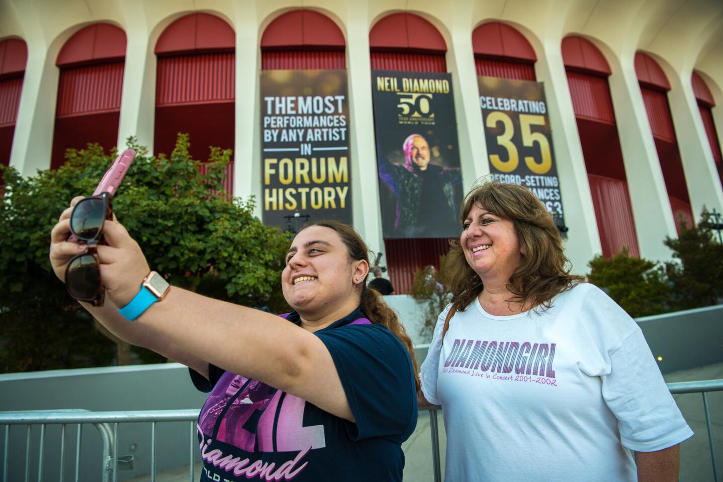 Neil Diamond celebrates 50th anniversary of entertainment