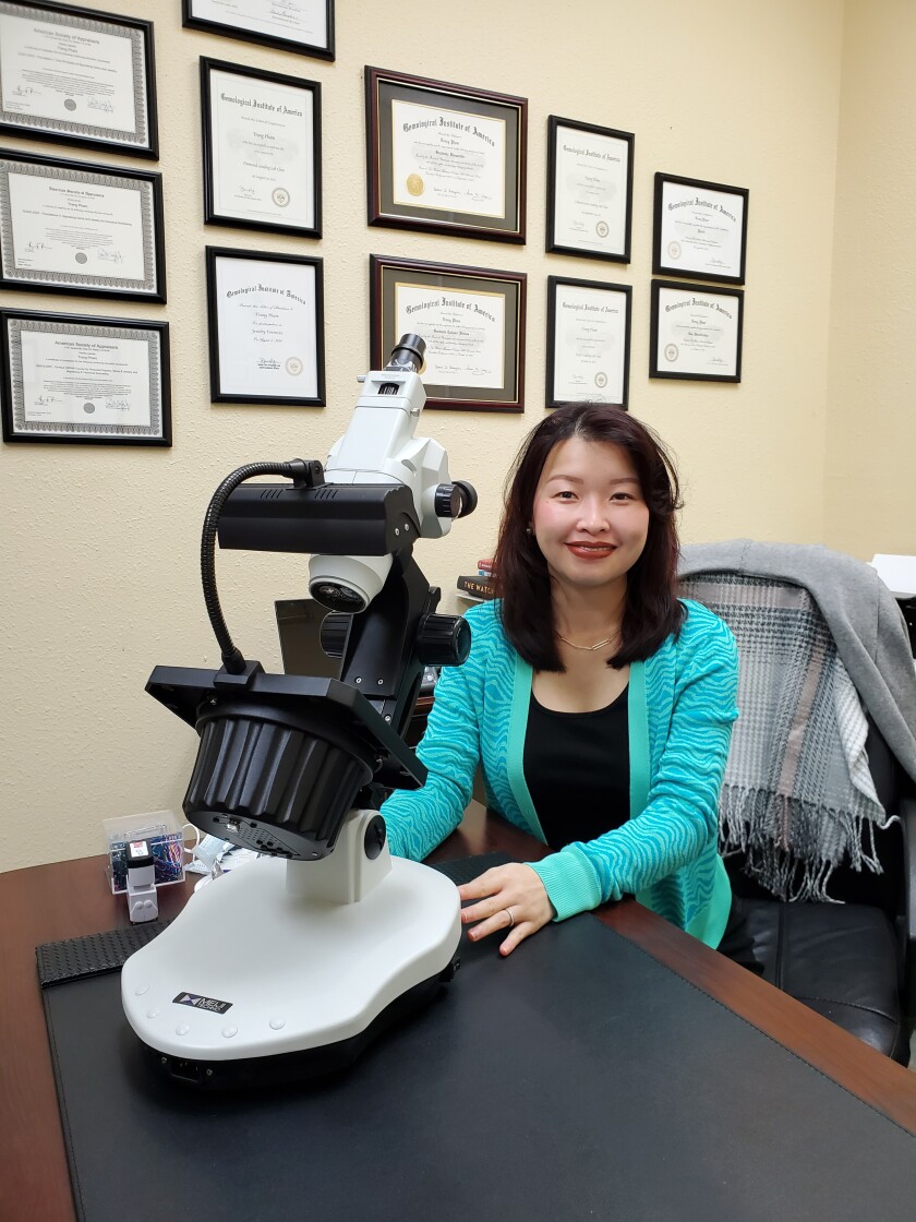 Jane Pham, proprietaria della società di valutazione di gemme di La Jolla, lavora nel suo ufficio al 7703 di Fay Ave.