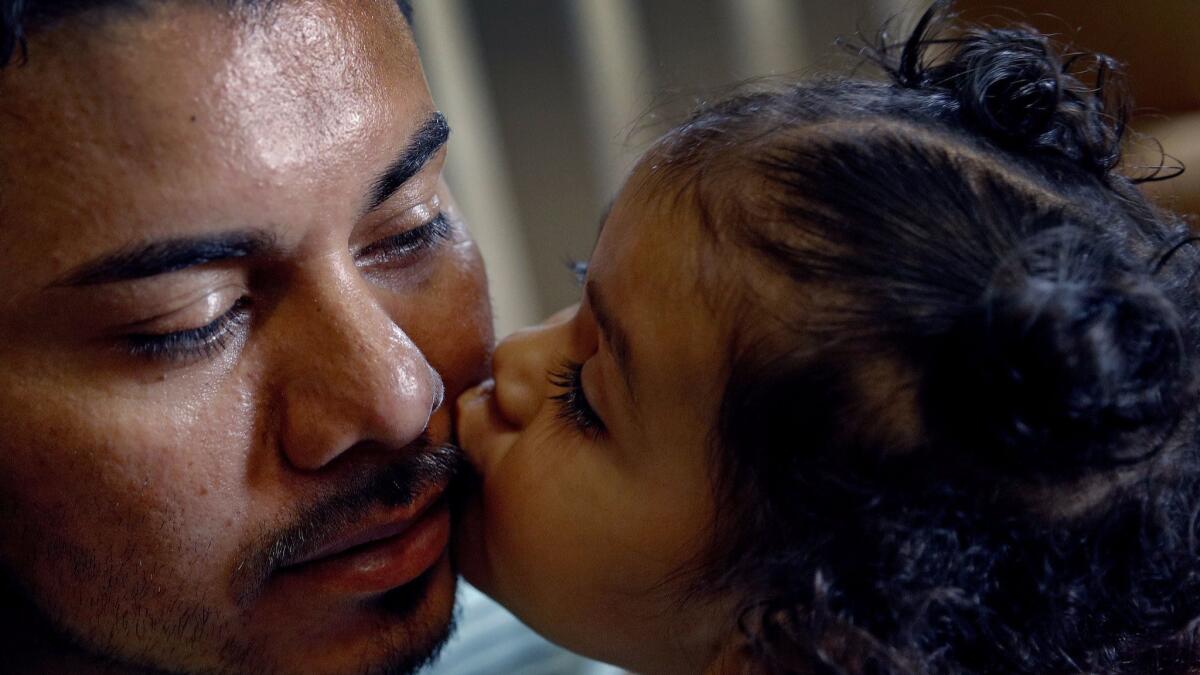 Luis Alberto Enamorado Gómez besa a su hija Jeydi, de 1 año, en su casa en Grandview, Missouri. Enamorado Gómez vive en EEUU desde 2005 y apela una orden de deportación derivada de un cargo de conducir en estado de ebriedad en el 2012
