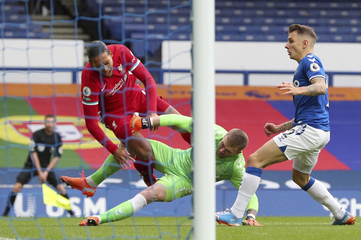 El delantero de Everton Dominic Calvert-Lewin, arriba, anota el segundo gol del equipo 