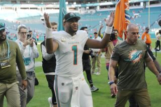 Tua Tagovailoa (1), quarterback de los Dolphins de Miami, observa a los fanáticos mientras sale del campo al final de un partido de la NFL, el domingo 13 de noviembre de 2022, en Miami Gardens, Fla. Los Dolphins derrotaron ese día a los Browns 39-17. (AP Foto/Wilfredo Lee)