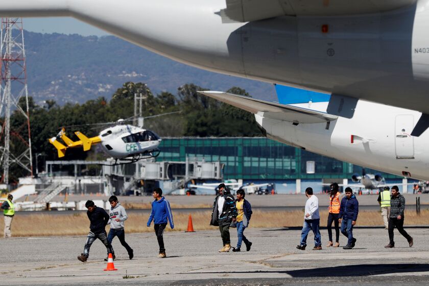 Un segundo vuelo con migrantes llega a la capital de California