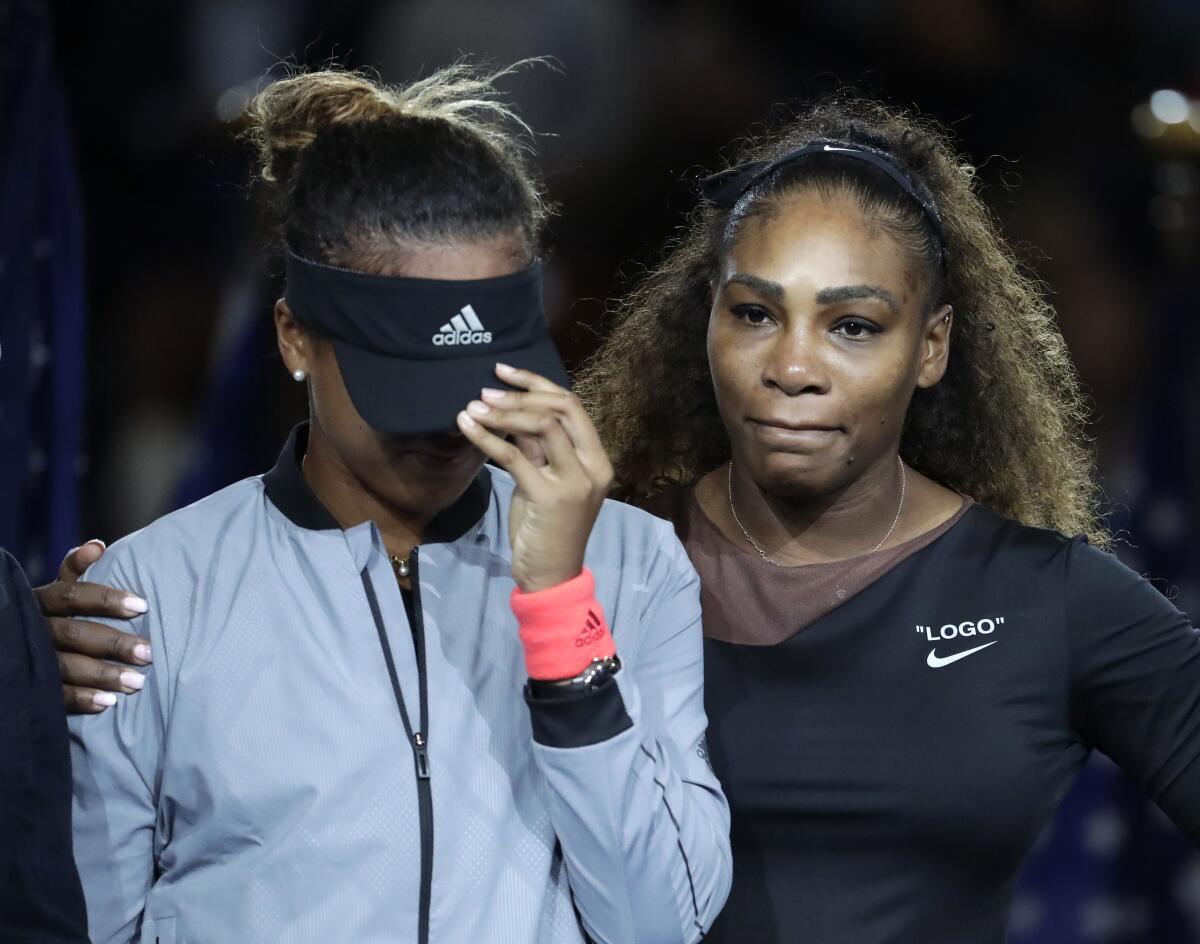 ARCHIVO - En esta foto del 8 de septiembre del 2019, Naomi Osaka, izquierda, es abrazada por Serena Williams luego que que Osaka venció a Williams en la final de mujeres en el US Open en Nueva York. (AP Foto/Julio Cortez) ** Usable by HOY, ELSENT and SD Only **