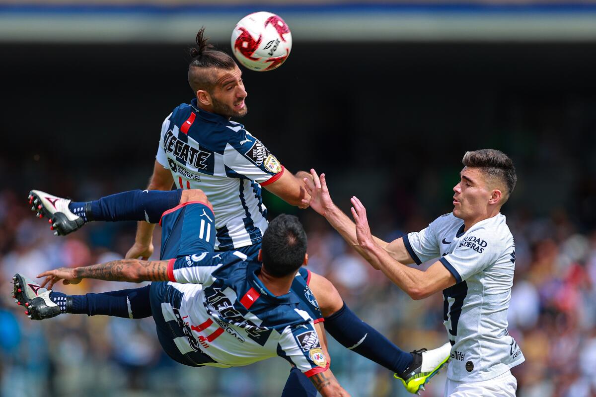 MEXICO CITY, MEXICO - JANUARY 26: Johan Vasquez #5 of Pumas UNAM struggles for the ball against Leonel Vangioni #11 and Nicolas Sanchez #4 of Monterrey during the 3rd round match between Pumas UNAM and Monterrey as part of the Torneo Clausura 2020 Liga MX at Olimpico Universitario Stadium on January 26, 2020 in Mexico City, Mexico. (Photo by Hector Vivas/Getty Images) ** OUTS - ELSENT, FPG, CM - OUTS * NM, PH, VA if sourced by CT, LA or MoD **