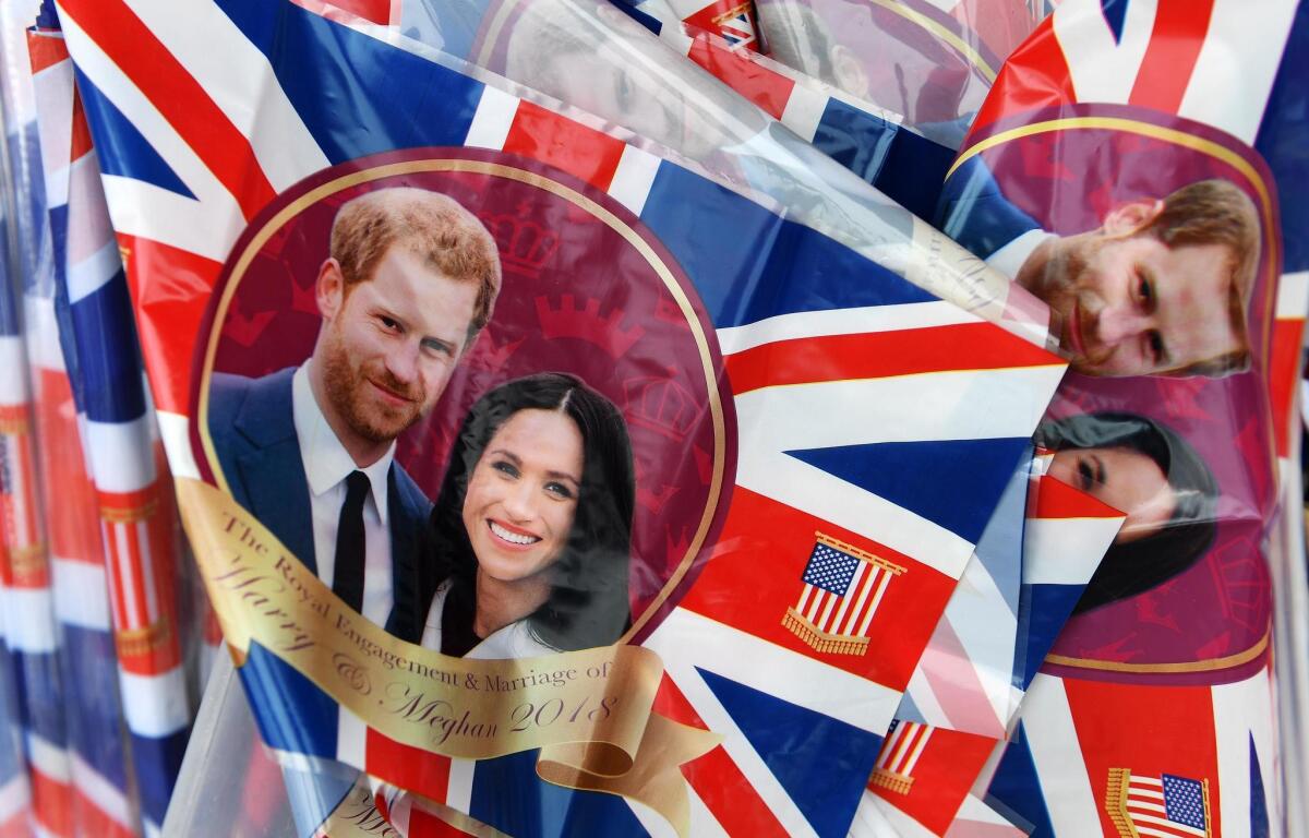 Bandera británicas con la imagen del príncipe Enrique y su prometida Meghan Markle son puestas a la venta en Windsor (Reino Unido),