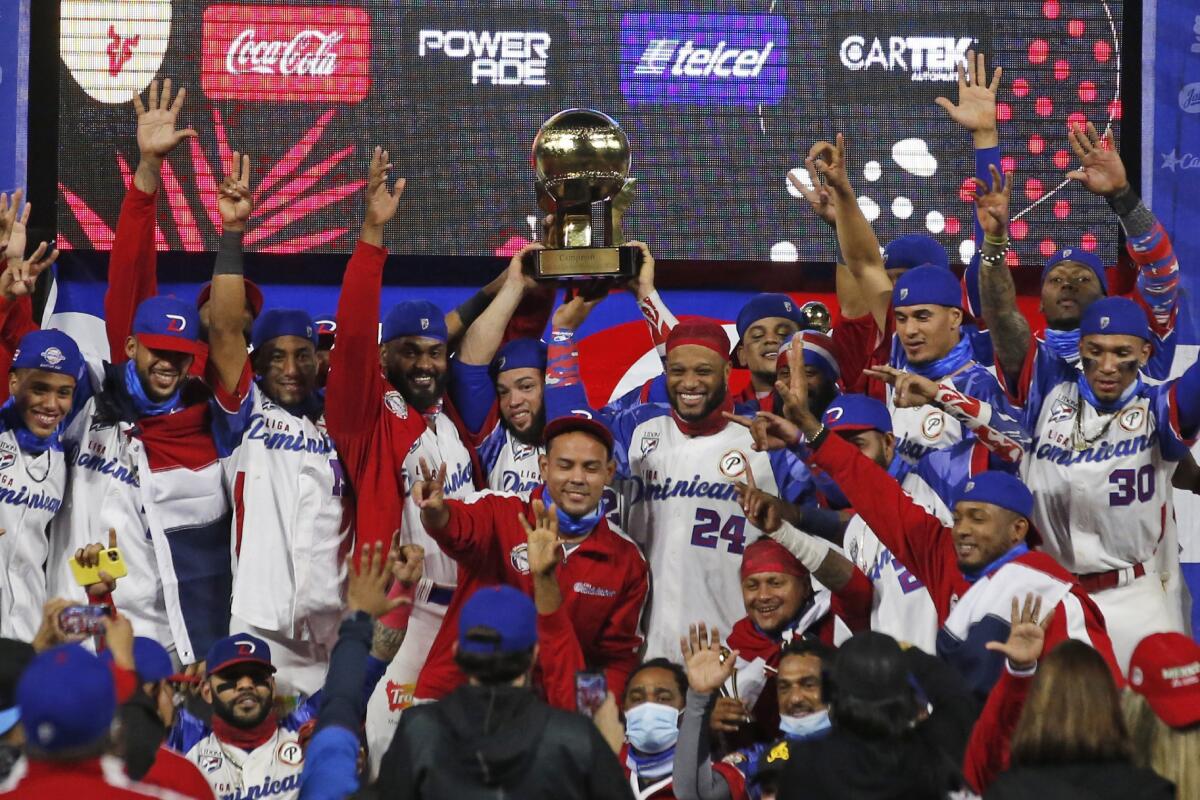 Los jugadores de la República Dominicana con el trofeo de campeones