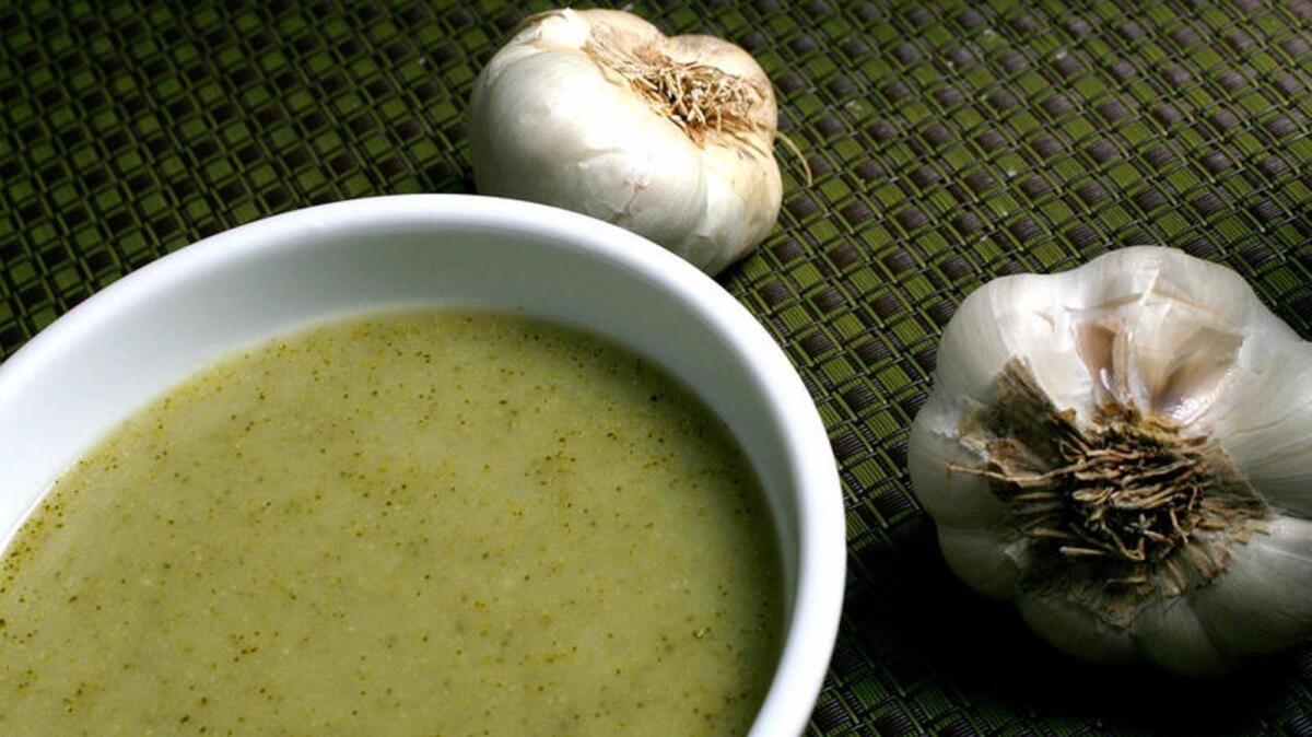 Broccoli and roasted garlic soup