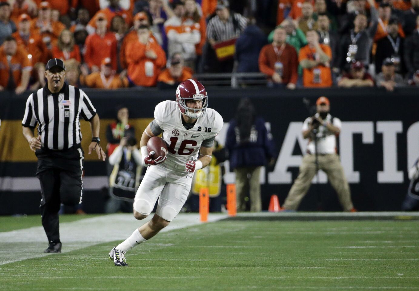 Alabama receiver Richard Mullaney (16) runs after making a catch during the first half.