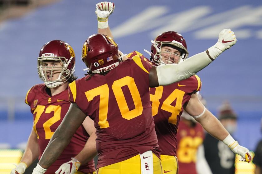 Southern California offensive lineman Andrew Vorhees (72), offensive lineman Jalen McKenzie.