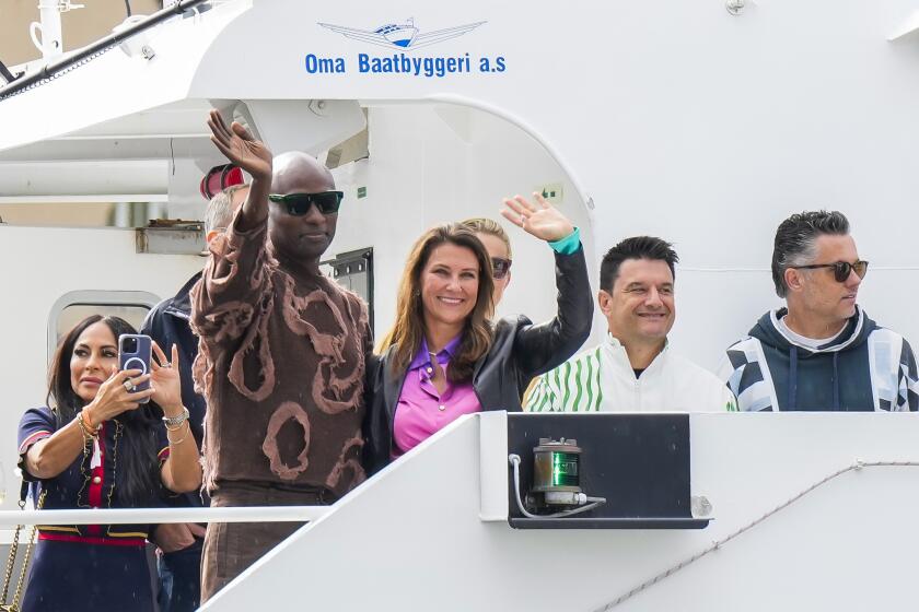 La princesa Martha Louise de Noruega y Durek Verret en un barco en Alesund, Noruega, el viernes 30 de agosto de 2024, que los transportará a Geiranger para la celebración de su boda el sábado. (Heiko Junge/NTB via AP)