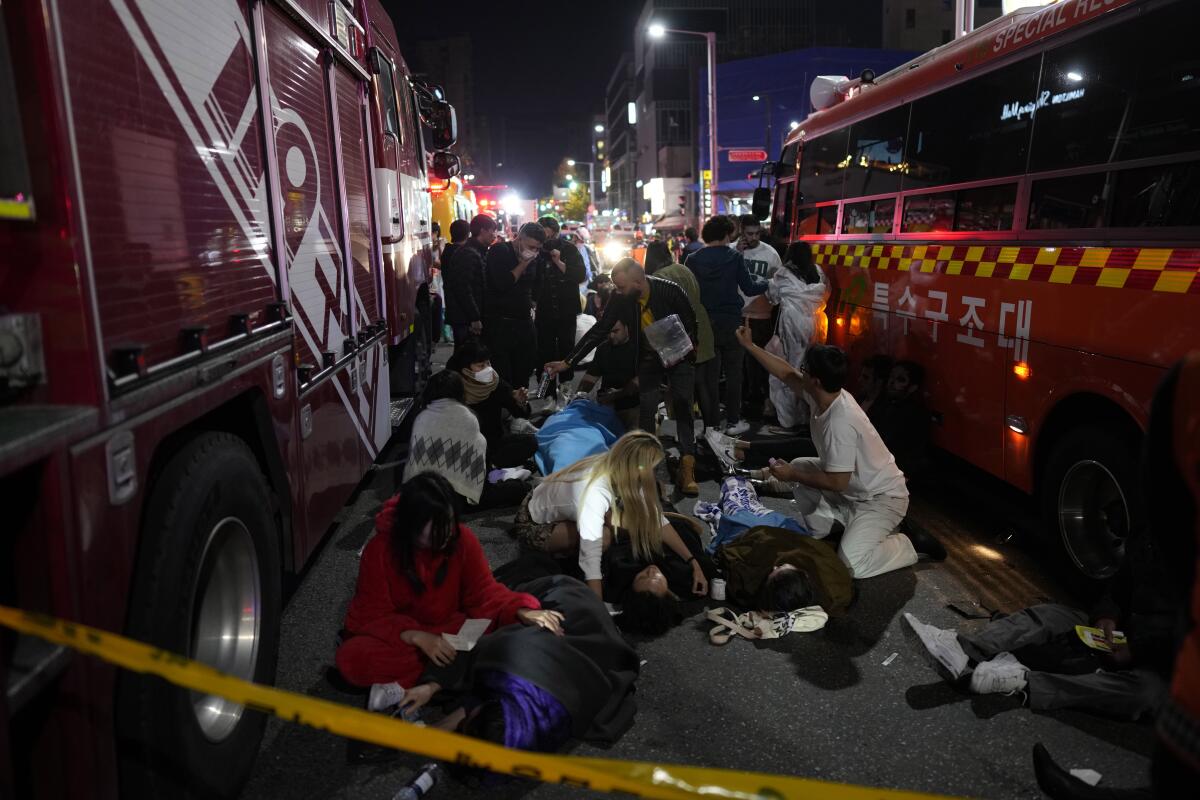 Socorristas y bomberos trabajan en la escena de una estampida fatal en Seul, Corea del Sur, 