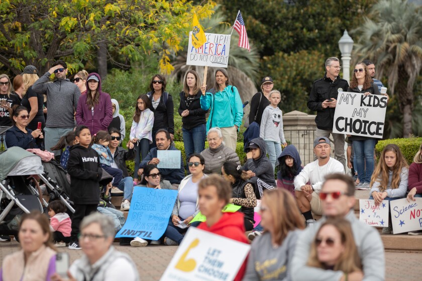 Profesores, padres y alumnos realizaron un plantón en el Parque Balboa para protestar contra la imposición de la vacuna