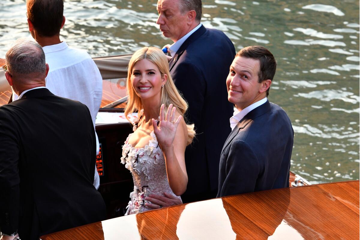 Ivanka Trump, al lado del esposo, huye de su esposo frente al esposo.
