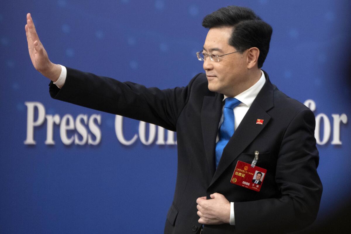 El ministro chino de Exteriores, Qin Gang, hace un gesto a su salida de una conferencia de prensa 