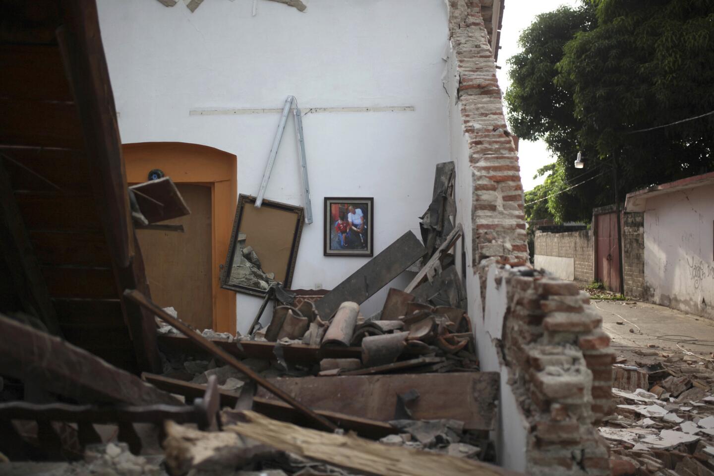 Una casa derrumbada tras un sismo en Juchitán, en el estado de Oaxaca, México. La ciudad más afecrada por el poderoso terremoto de 8,2 registrado la noche del jueves 7 de septiembre.