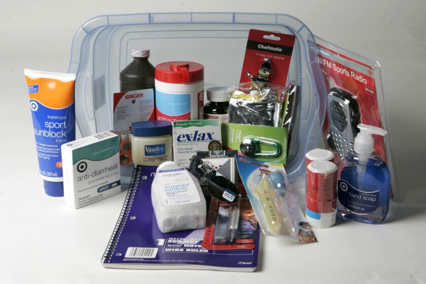Se recomienda usar un recipiente portátil como un basurero grande con tapadera o una maleta de lona tipo duffel bag para almacenar los artículos de un kit de desastres.