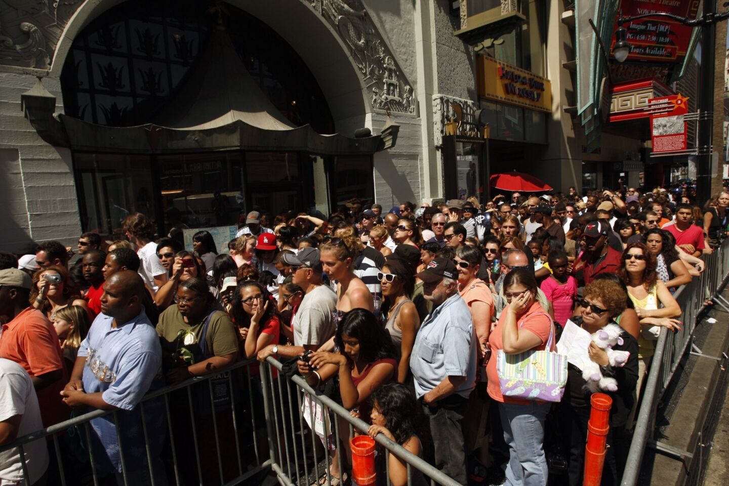 The Hollywood Walk of Fame passes in front of the Chinese Theatre's entrance. A star commemorating Michael Jackson can be found there. On June 26, 2009, the day after the singer's death, fans gather to pay tribute.