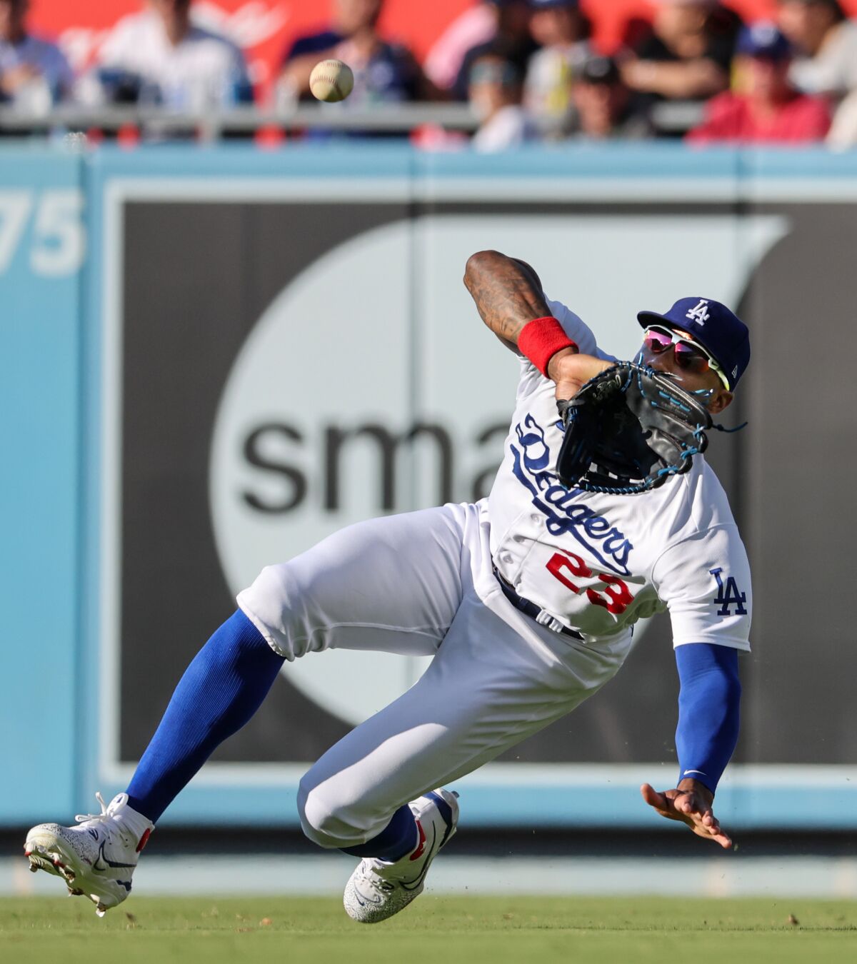 Dodgers'ın sağ saha oyuncusu Jason Heyward, Houston'dan Alex Bregman'ın sekizinci vuruş çizgi sürüşünde kayan bir yakalama yapıyor.