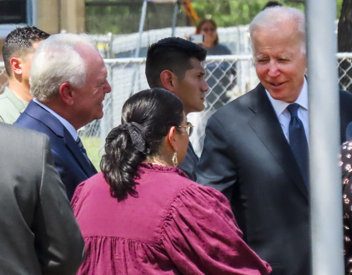 Biden visita la escuela de Texas en que murieron 19 niños y 2 maestras -  San Diego Union-Tribune en Español