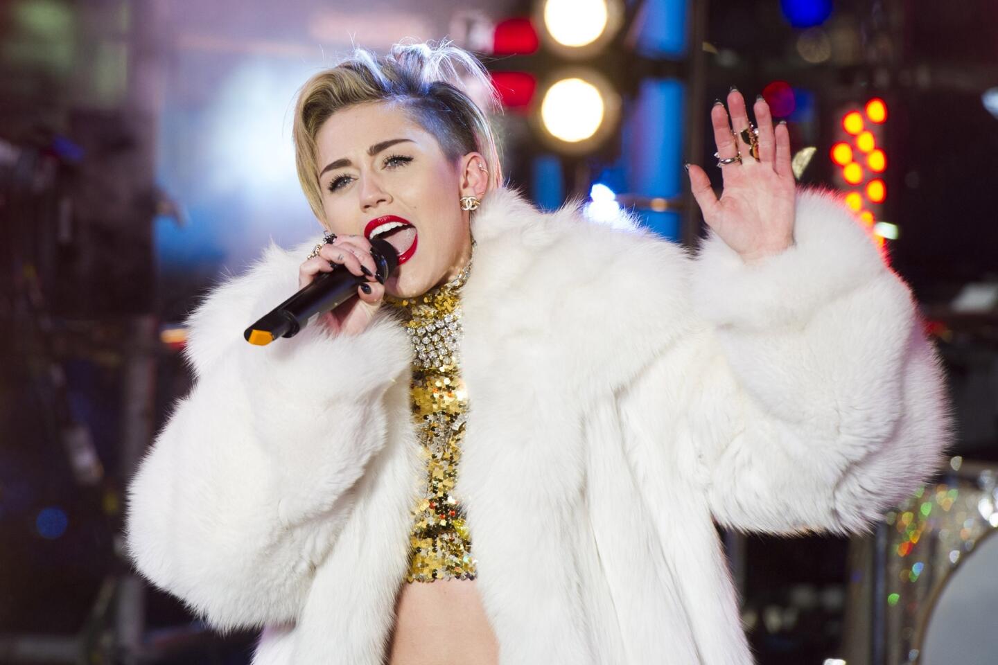 Miley Cyrus | Times Square performance | 2014