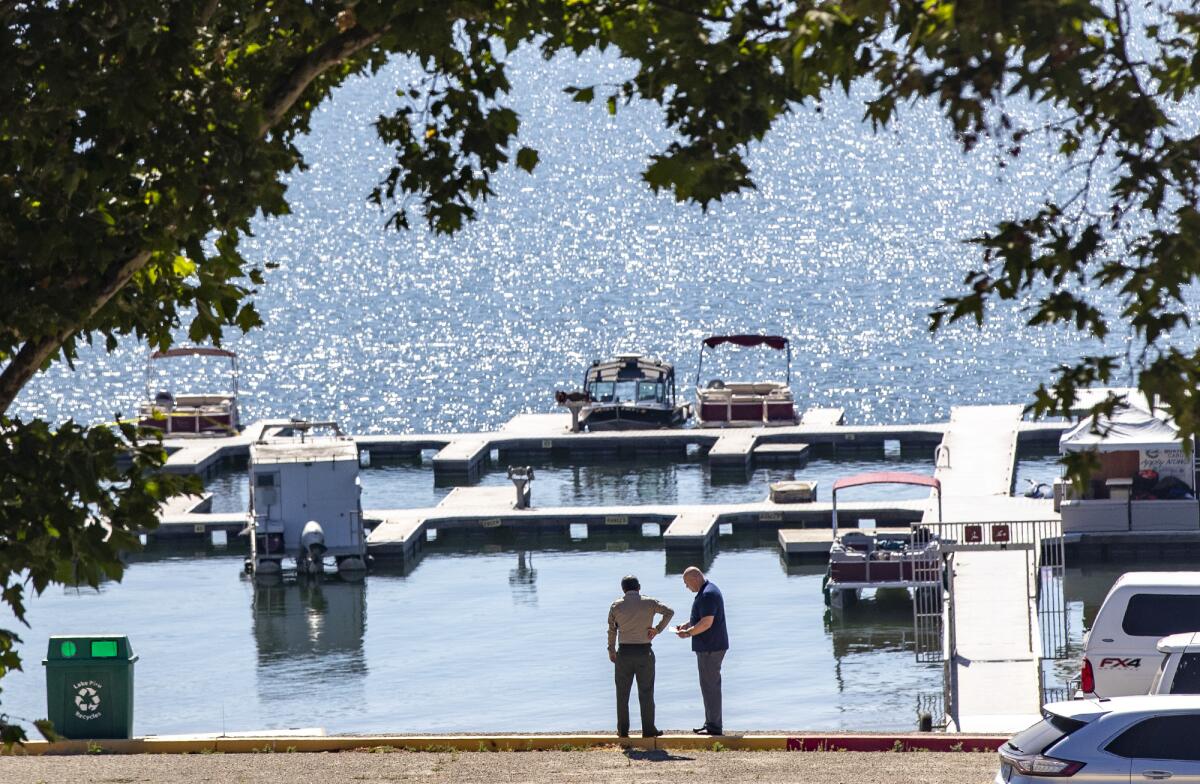 Equipos de la Guardia Costera del Condado de Ventura. Buscaban a la actriz Naya Rivera, desaparecida en el lago Piru, CA.
