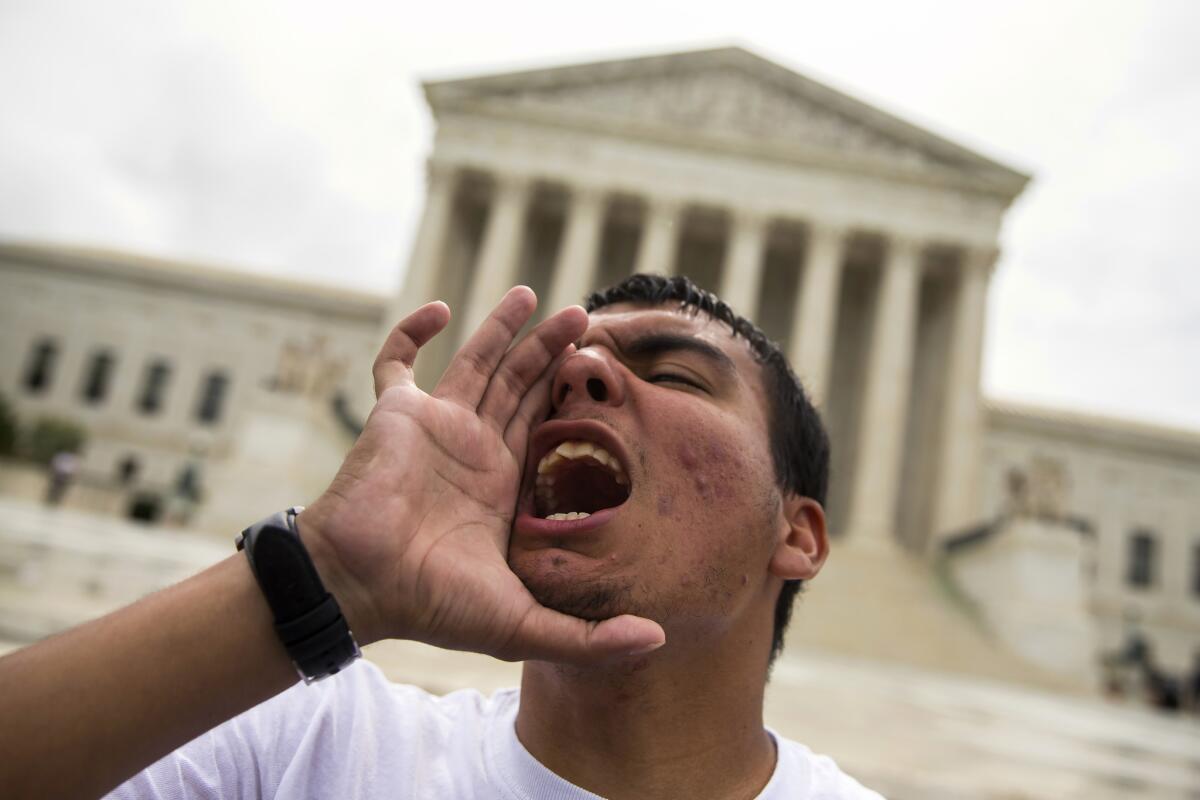 Gerson Quinteron grita en una demostración en Washington, luego de enterarse de la decisión del Supremo. (AP Photo/Evan Vucci).