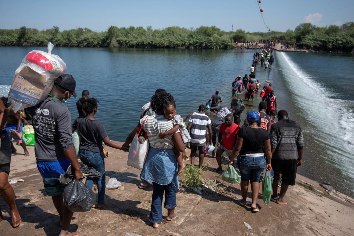 Gobierno de EEUU empieza a deportar a haitianos retenidos en puente en la frontera