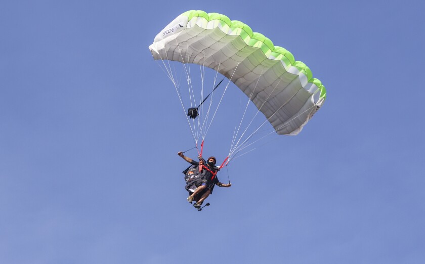 Mistrz świata Chris Geller, mistrz świata w kostiumie skrzydeł, wraca na Ziemię po locie w kostiumie skrzydeł.