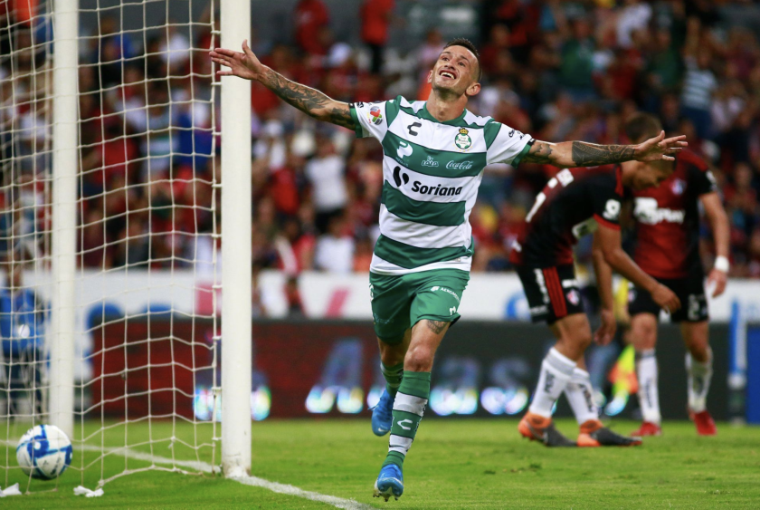 El uruguayo Brian Lozano celebra su segunda anotación para el Santos en duelo ante Atlas y es nuevo líder goleador.