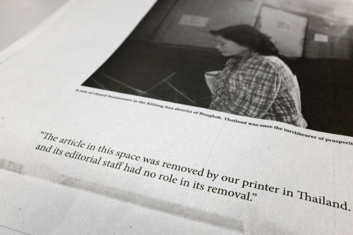 Edición internacional del diario The New York Times con un espacio en blanco en la página 6. La imprenta en Tailandia se negó a imprimir un artículo que mostraba un pronóstico sombrío para el país y dejó en su lugar un gran espacio en blanco al centro de la primera plana. (Foto AP/Charles Dharapak)