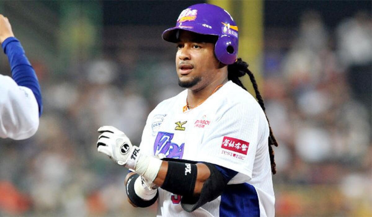 Los Angeles Dodgers left fielder Manny Ramirez tosses his glove and News  Photo - Getty Images