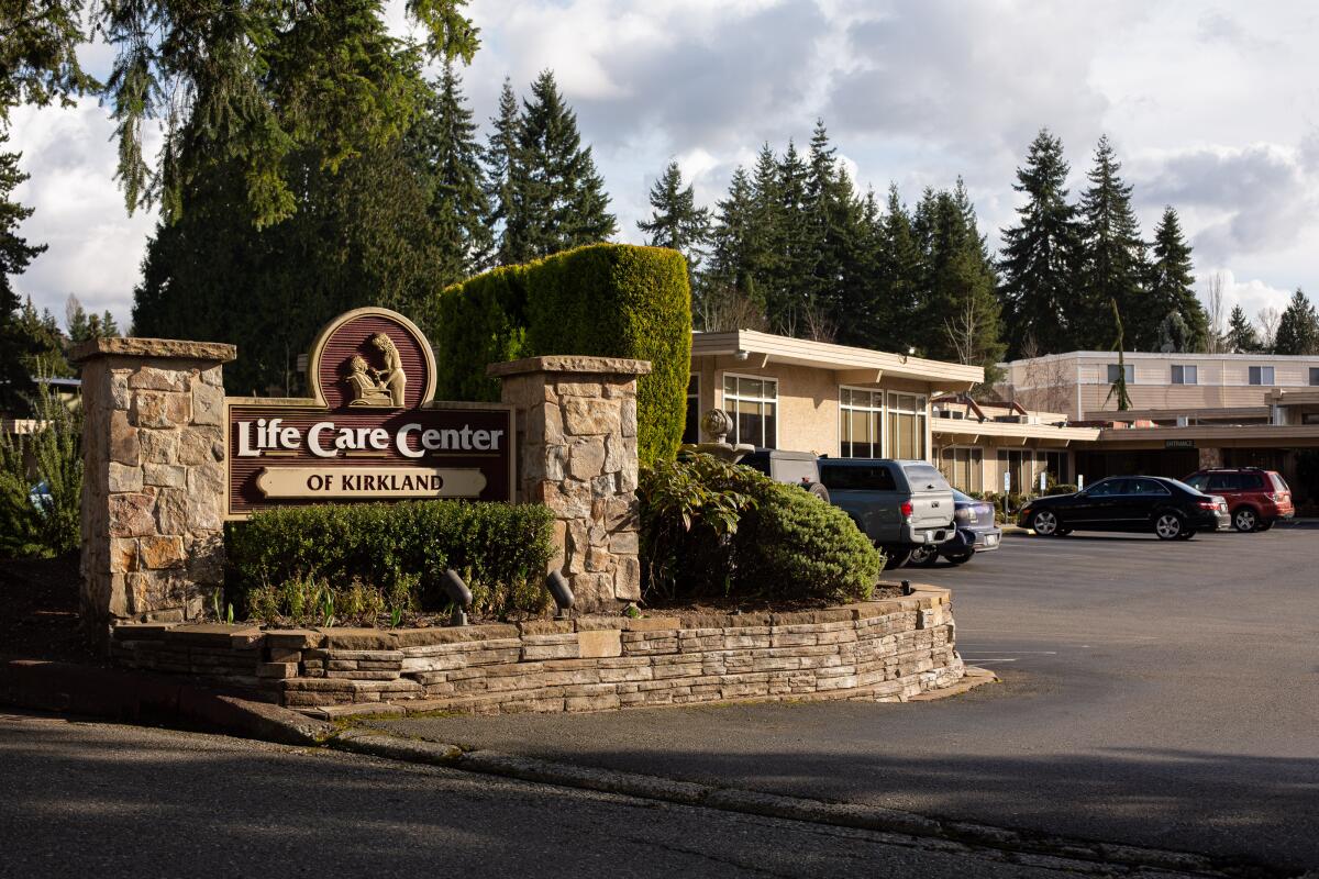 Se ve un letrero en la entrada del Centro de Cuidado de la Vida de Kirkland el 29 de febrero de 2020 en Kirkland, Washington. Docenas de empleados y residentes del Life Care Center de Kirkland muestran síntomas similares a los del coronavirus, con dos casos confirmados de (COVID-19) asociados con el centro de enfermería reportados hasta ahora.
