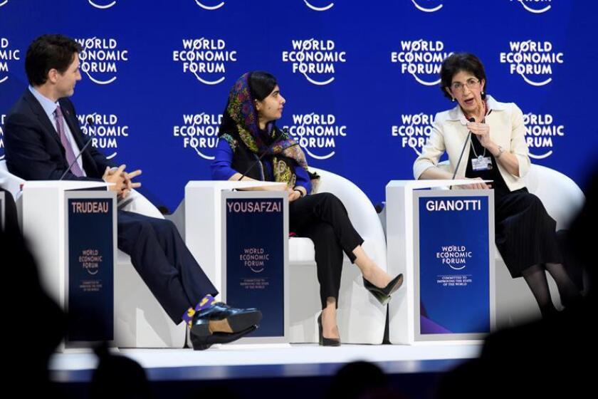 El primer ministro canadiense, Justin Trudeau (i), y la joven activista paquistaní y Premio Nobel de la Paz, Malala Yousafzai (c), y la directora del CERN, Fabiola Gianotti (d), participan en el Foro Económico Mundial que se celebró en Davos (Suiza), el 25 de enero de 2018. EFE/Archivo