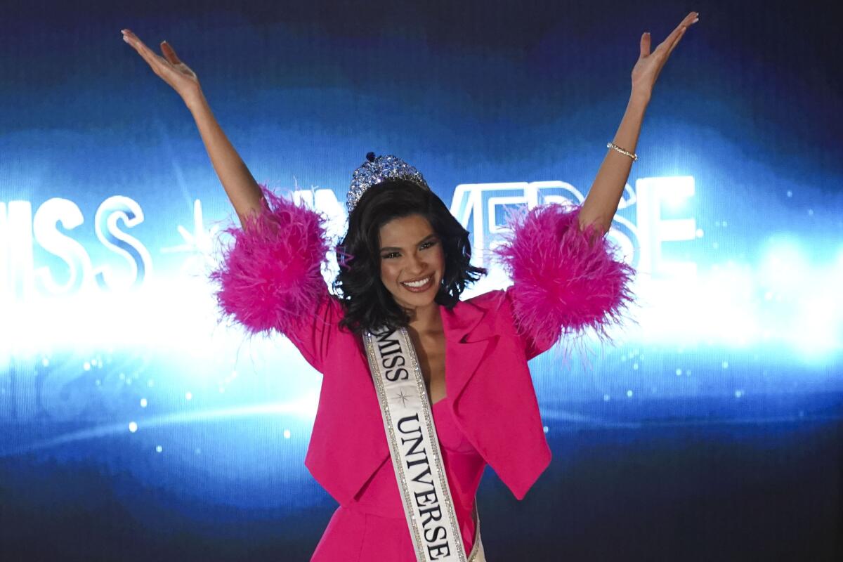 ARCHIVO - Miss Universo Sheynnis Palacios, de Nicaragua, posa para fotografías en una conferencia de prensa 