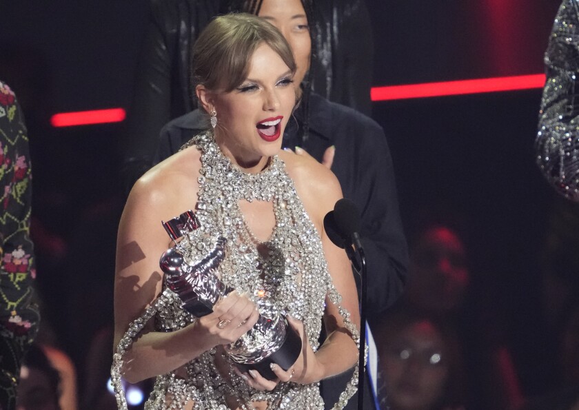 Taylor Swift wins top prize, announces new album at MTV VMAs - Los Angeles Times