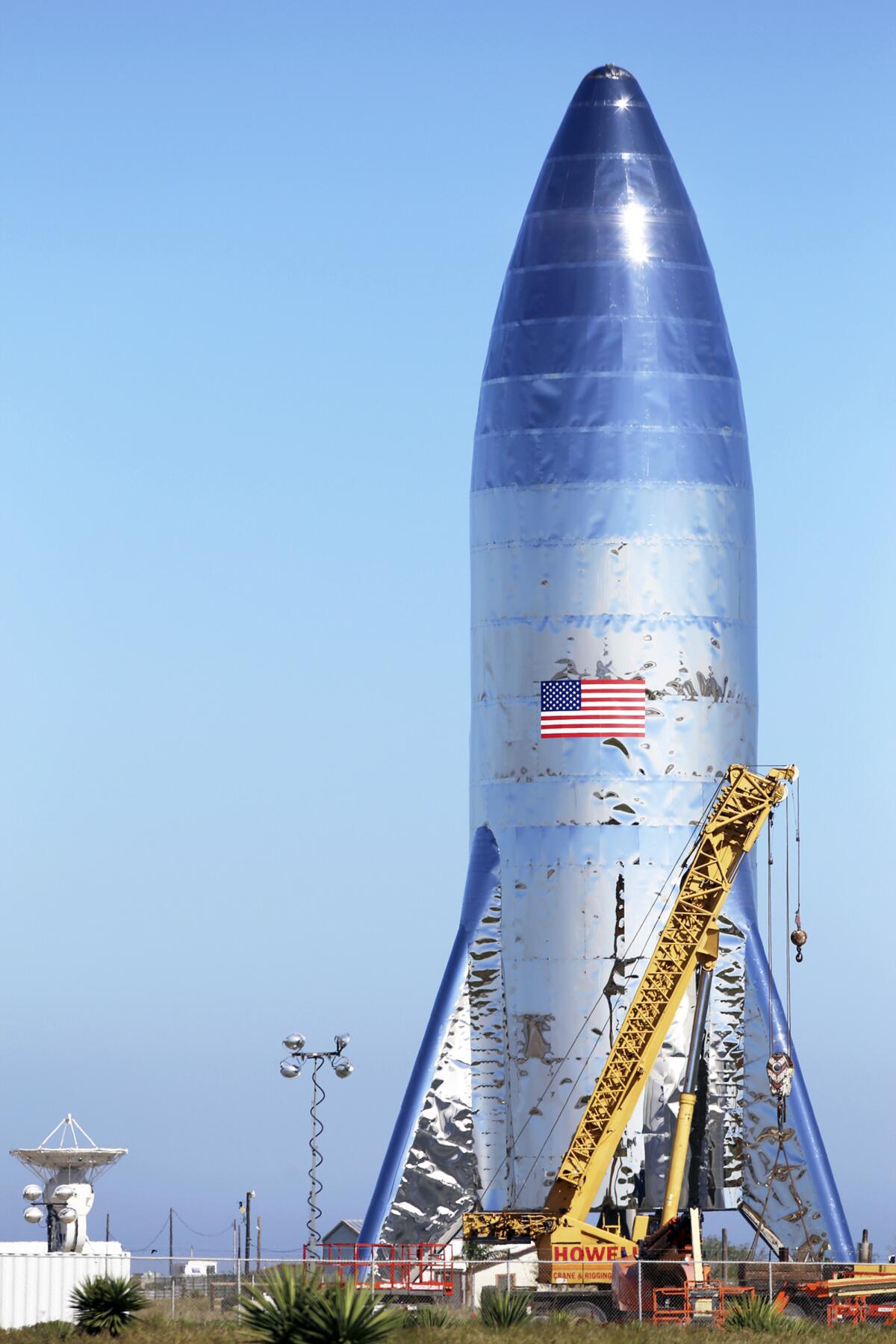ARCHIVO - Muestra un prototipo de la nave Starship de Spacex en Boca Chica Beach, en Texas. 