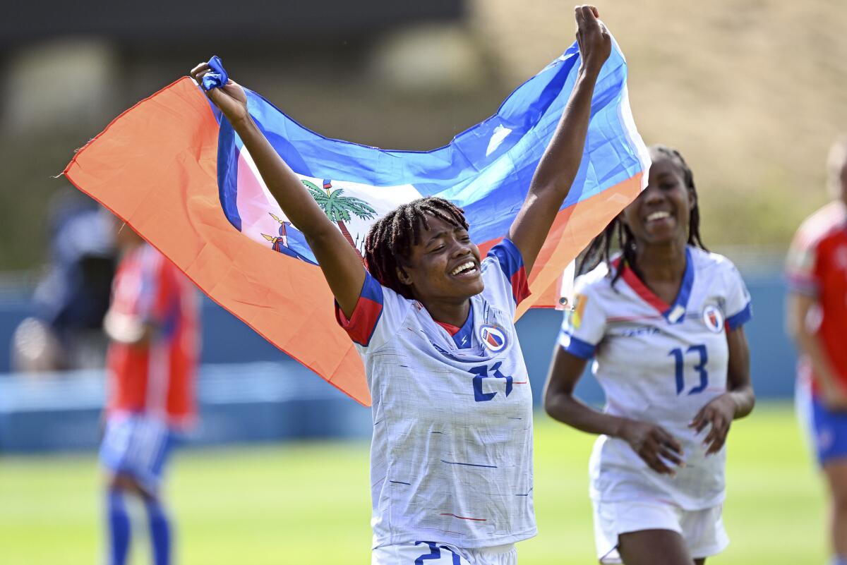 Ruthny Mathurin, de la selección de Haití, festeja la victoria sobre Chile, que dio a su equipo el pasaje al Mundial