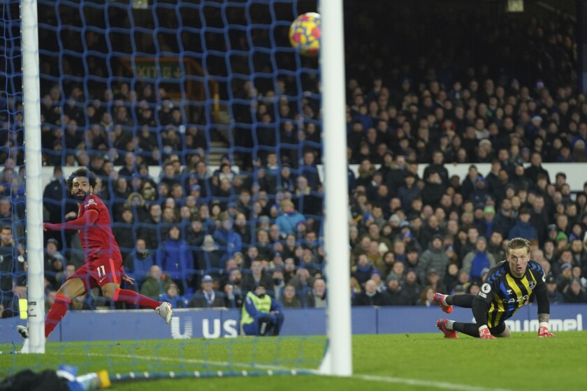 El delantero de Liverpool Mohamed Salah (izquierda) anota un gol contra Everton, el miércoles 1 de diciembre de 2021. (AP Foto/Jon Super)