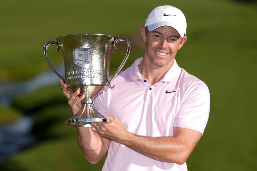 Rory McIlroy, de Irlanda del Norte, sostiene el trofeo luego de ganar el campeonato de golf Wells Fargo en el Quail Hollow Club, el domingo 12 de mayo de 2024, en Charlotte, Carolina del Norte. (AP Foto/Chris Carlson)