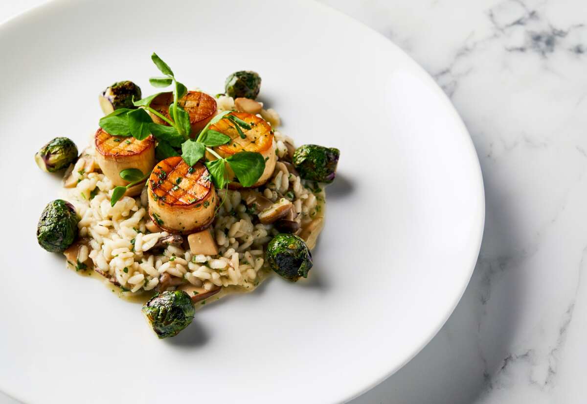 Guests at this year's Golden Globes will be served a main dish of king oyster mushroom scallops with wild mushroom risotto and roasted Brussels sprouts. The all-vegan menu will be prepared by Beverly Hilton Executive Chef Matthew Morgan.