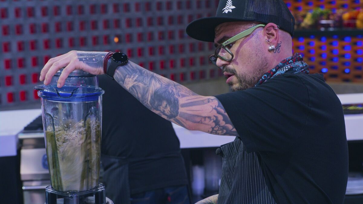 En esta imagen proporcionada por Netflix el chef Pablo Salas compite en "Iron Chef: Mexico"