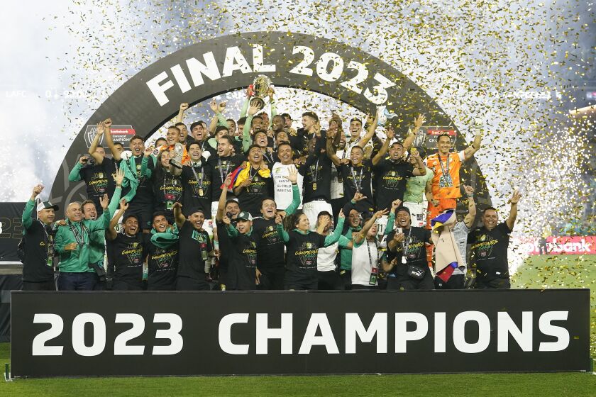 León celebra tras conseguir el título de la Liga de Campeones de la CONCACAF al vencer en el duelo de vuelta al LAFC el domingo 4 de junio del 2023. (AP Foto/Marcio Jose Sanchez)