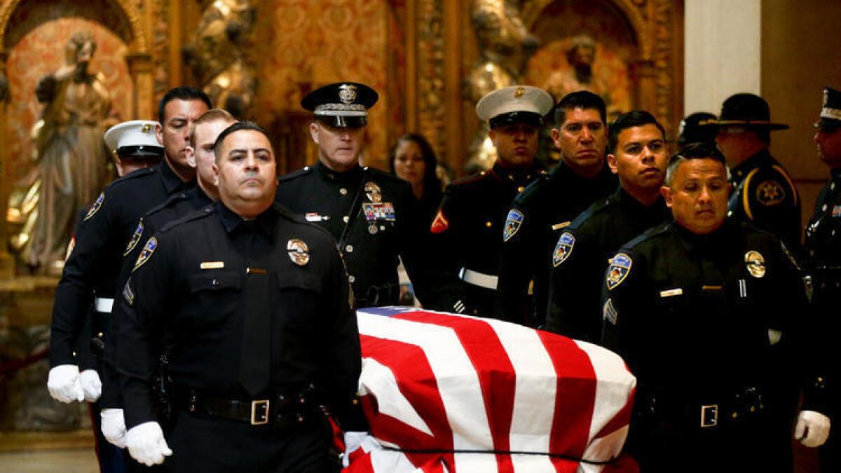 La guardia de honor escolta el féretro del oficial de policía de Downey, Ricardo Gálvez, durante sus funerales en la Catedral de nuestra Señora de los Ángeles. ()